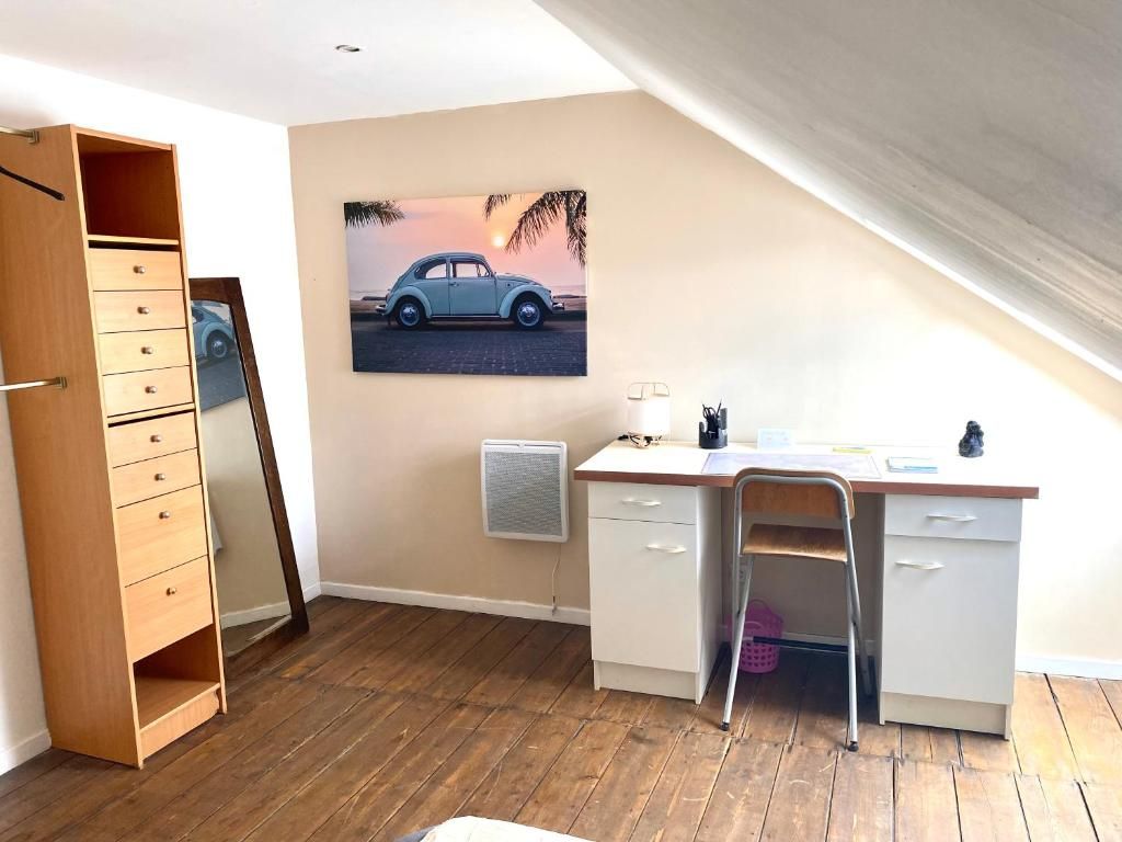 Le coin bureau de la chambre