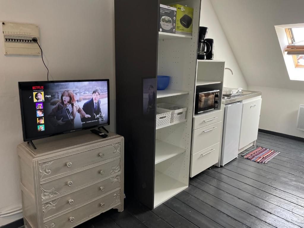 La kitchenette : réfrigérateur, micro-ondes, cafetière