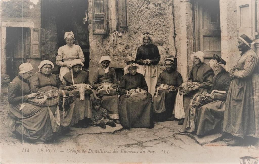 Carte postale ancienne : groupe de dentellières des environs du Puy