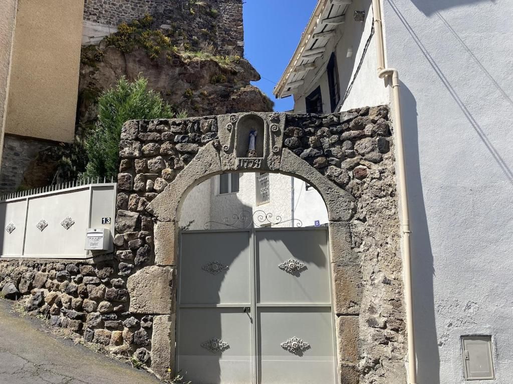 Porche en pierre daté de 1725 de La Couvige des Dentellières, à Espaly-Saint-Marcel