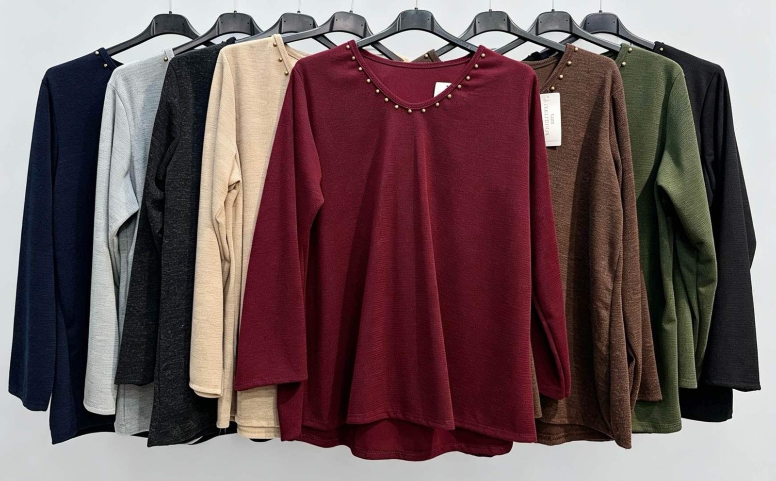 Pull Maille Souple à Col Clouté Doré – Image 2